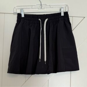 Vuori Charcoal Skirt with Subtle Branding
